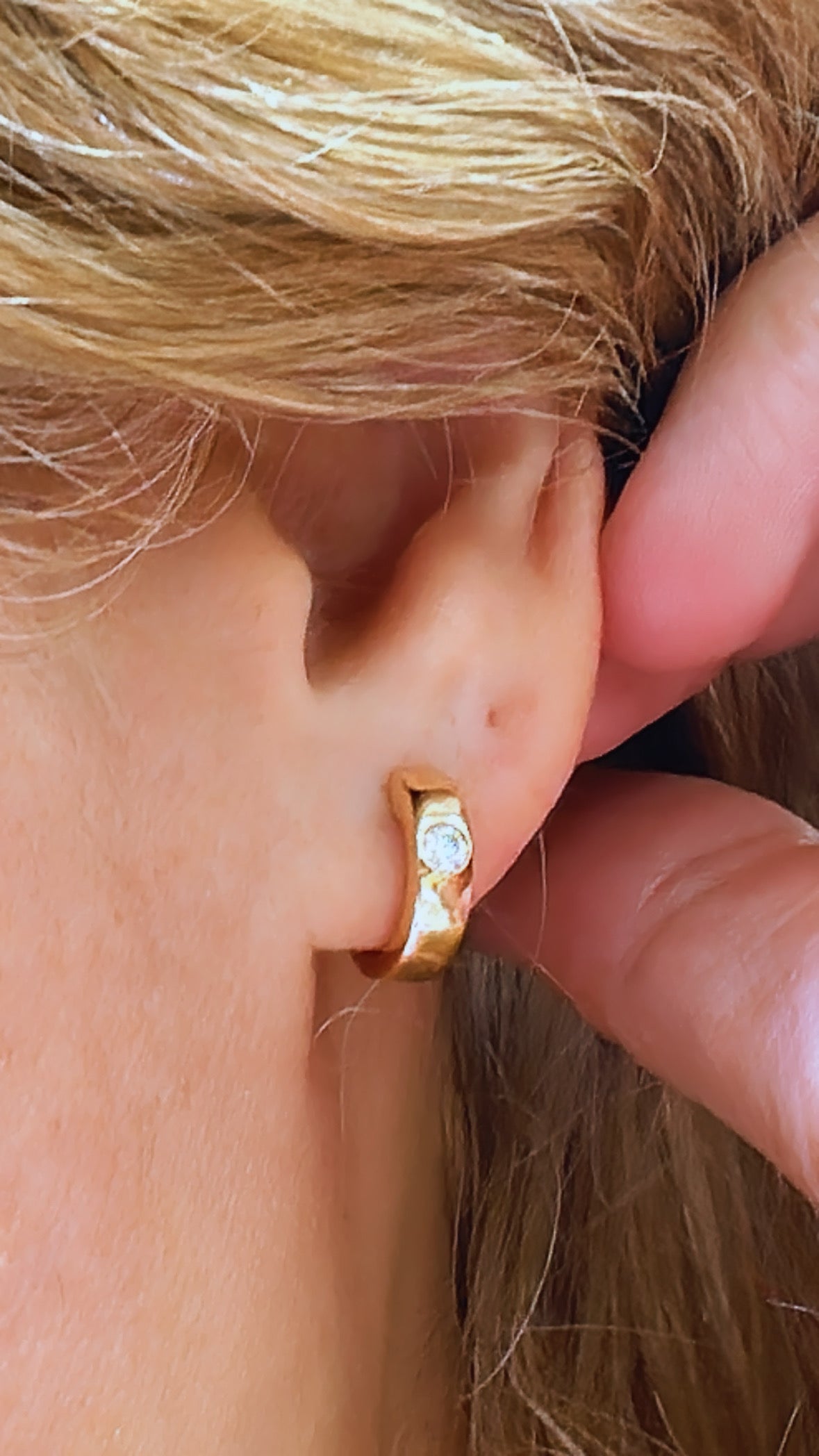 Ladies Diamond Single Round Brilliant Cut Huggie Earrings 0.15ct tw