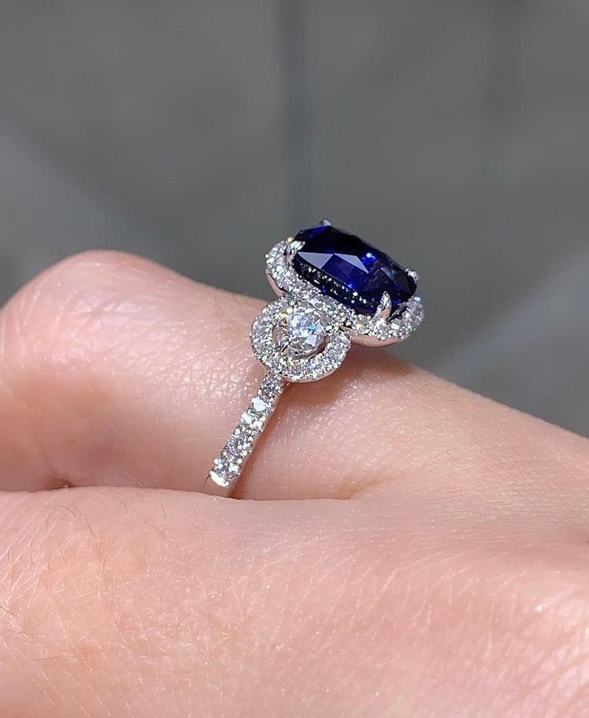 2.30ct Sapphire And Diamond Right Hand Ring - HANIKEN JEWELERS NEW-YORK