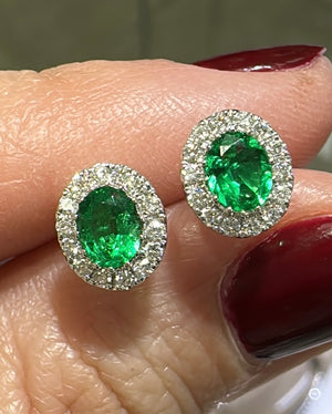 Ladies Green Emerald Oval-cut Diamond Stud Earrings